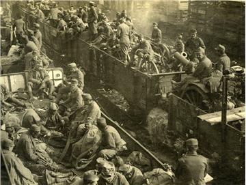 oesterreichisch-ungarische Truppen am Bahnhof Bozen, November 1918 