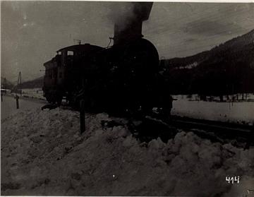 Lokomotive bei Toblach, 28.2.1916