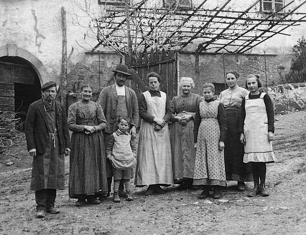 Ein Wiener Mädchen (ganz rechts) mit ihrer Südtiroler Gastfamilie
