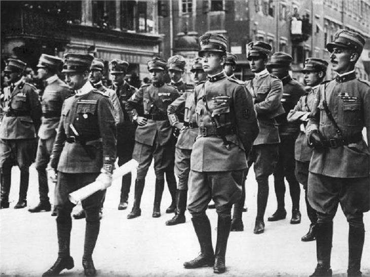 D’Annunzio im Kreise seiner Offiziere