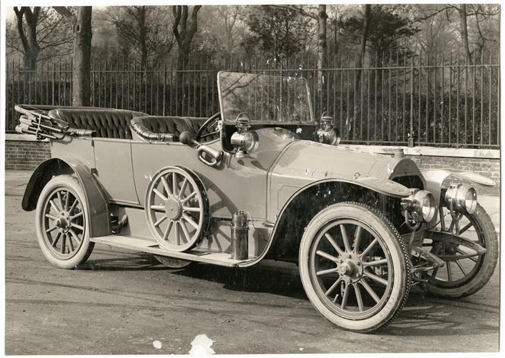 Automobil