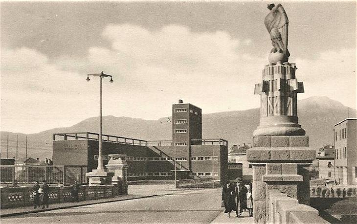 Bozen. Postkarte mit der Druso-Brücke und dem Balilla-Haus 