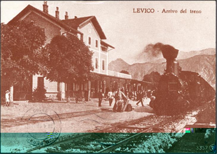 Zug, Ankunft am Bahnhof Levico. Ende des 19. bis Anfang des 20. Jahrhunderts