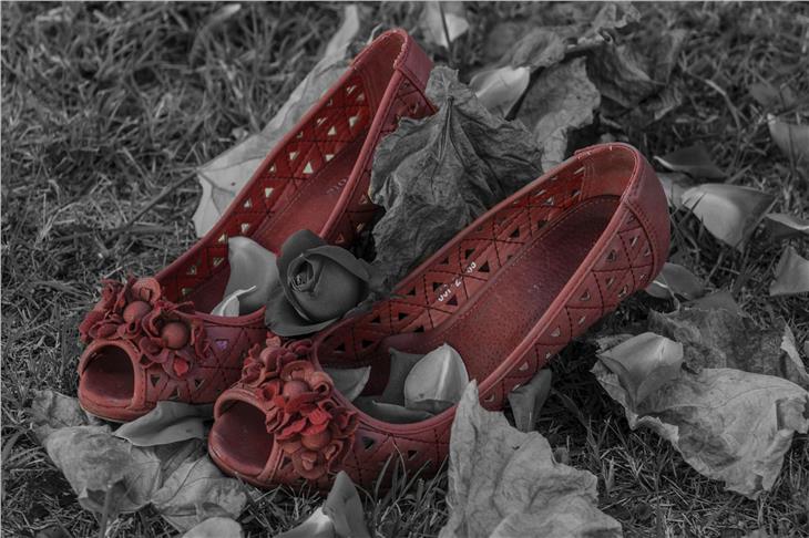 Rote Schuhe, Symbol der Gewalt gegen Frauen