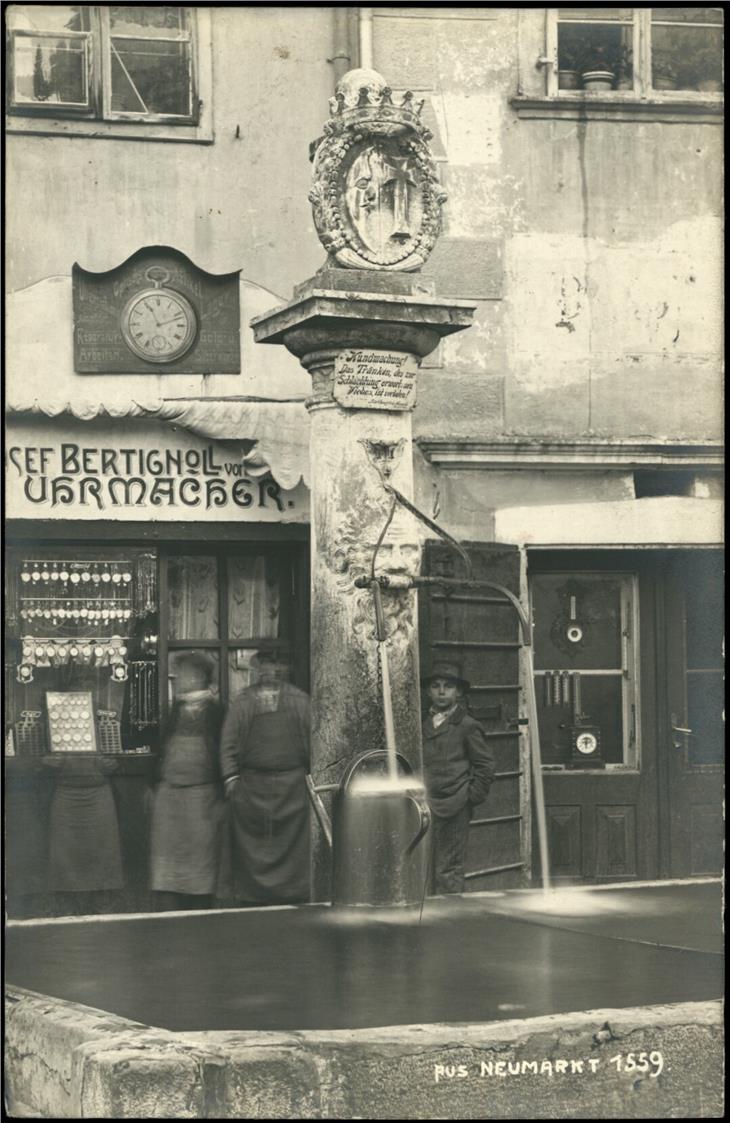 Die deutschen Inschriften im Unterland sind im Frühling 1923 vom Gerichtsbezirk Cavalese verboten worden.