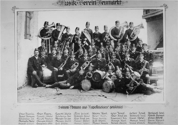 Die Musikkapelle Neumarkt in den 1920er Jahren, 4.v.r. in der zweiten Reihe ist Bürgermeister Alfred Holzknecht