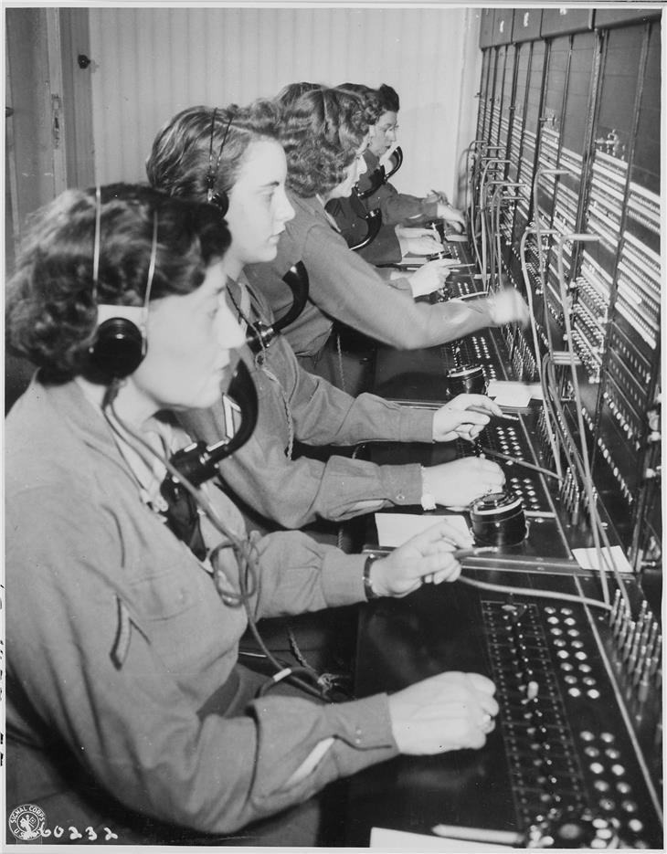 Aufgabe der Telefonistinnen war die Vermittlung eines Teilnehmers zu einem anderen Teilnehmer