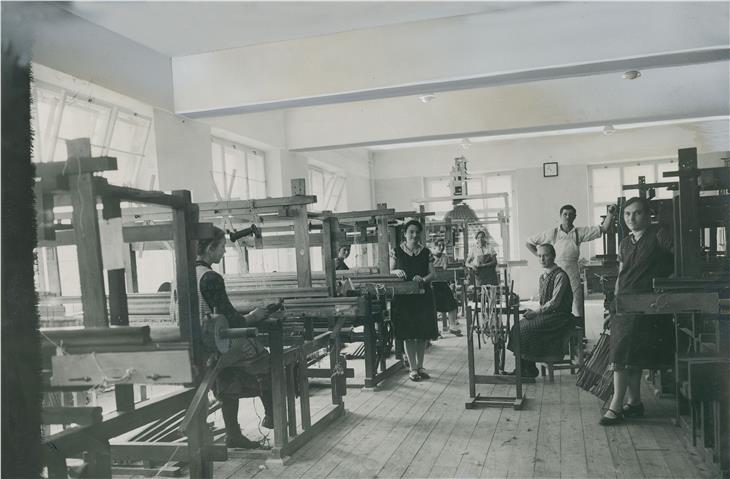 Der Landeskulturrates für Tirol in Innsbruck führte 1923 die Hausweberei ein, förderte den Ankauf von Webstühlen und gründete eine Webschule