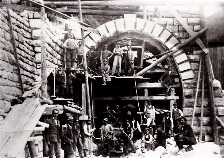 Ein Jahrhundertprojekt: die Reschenbahn. Bautrupp am Tunnelportal unterhalb Schloss Landeck im Jahr 1918
