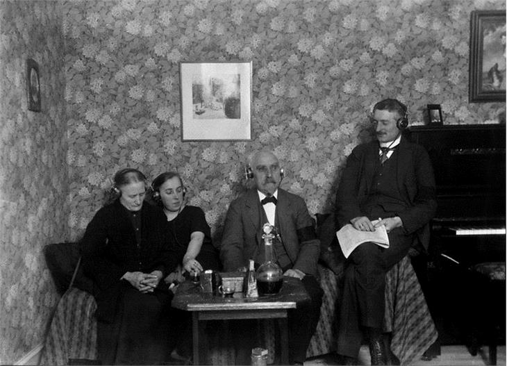 In den 1920er Jahren etablierte sich auch in Tirol das neue Medium Radio