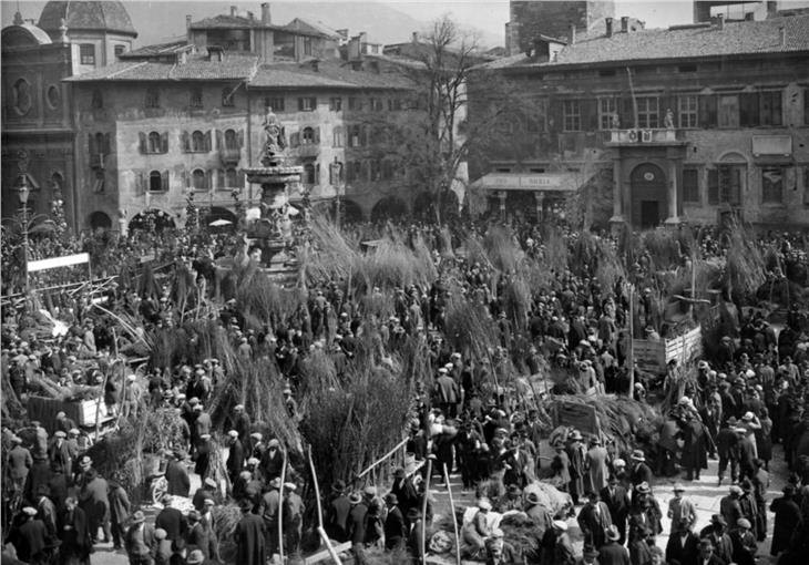 Bis heute ein Höhepunkt im Messekalender des Trentino: der Josefimarkt am Trienter Domplatz (um 1930)