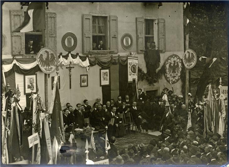 Zeremonie des italienischen katholischen Jugendverbandes. Trient, 1920er Jahre