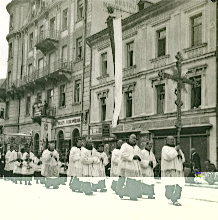 Fronleichnamsprozession in Lienz am Kaiser-Joseph-Platz (Hauptplatz), 15. Juni 1933