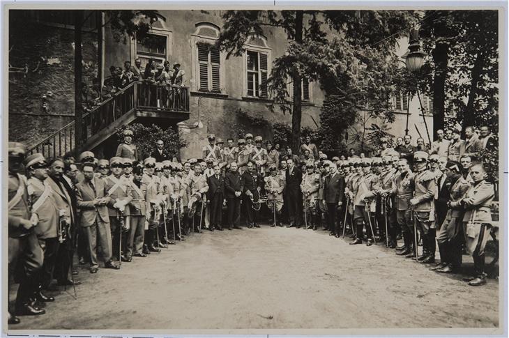 Eine Gruppe von Faschisten und Angehörigen des Militärs vor einem Südtiroler Ansitz