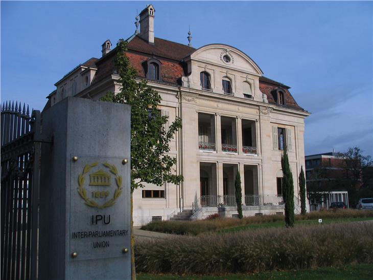 Noch vor den Vereinten Nationen und dem Völkerbund ist 1889 die Interparlamentarische Union gegründet worden, seit 1921 hat sie ihren Sitz in Genf in der Schweiz