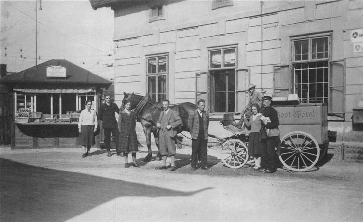 Die Post in Wörgl anno dazumal, mit einem Fahrzeug zur Paketzustellung mit Pferdegespann (1932)