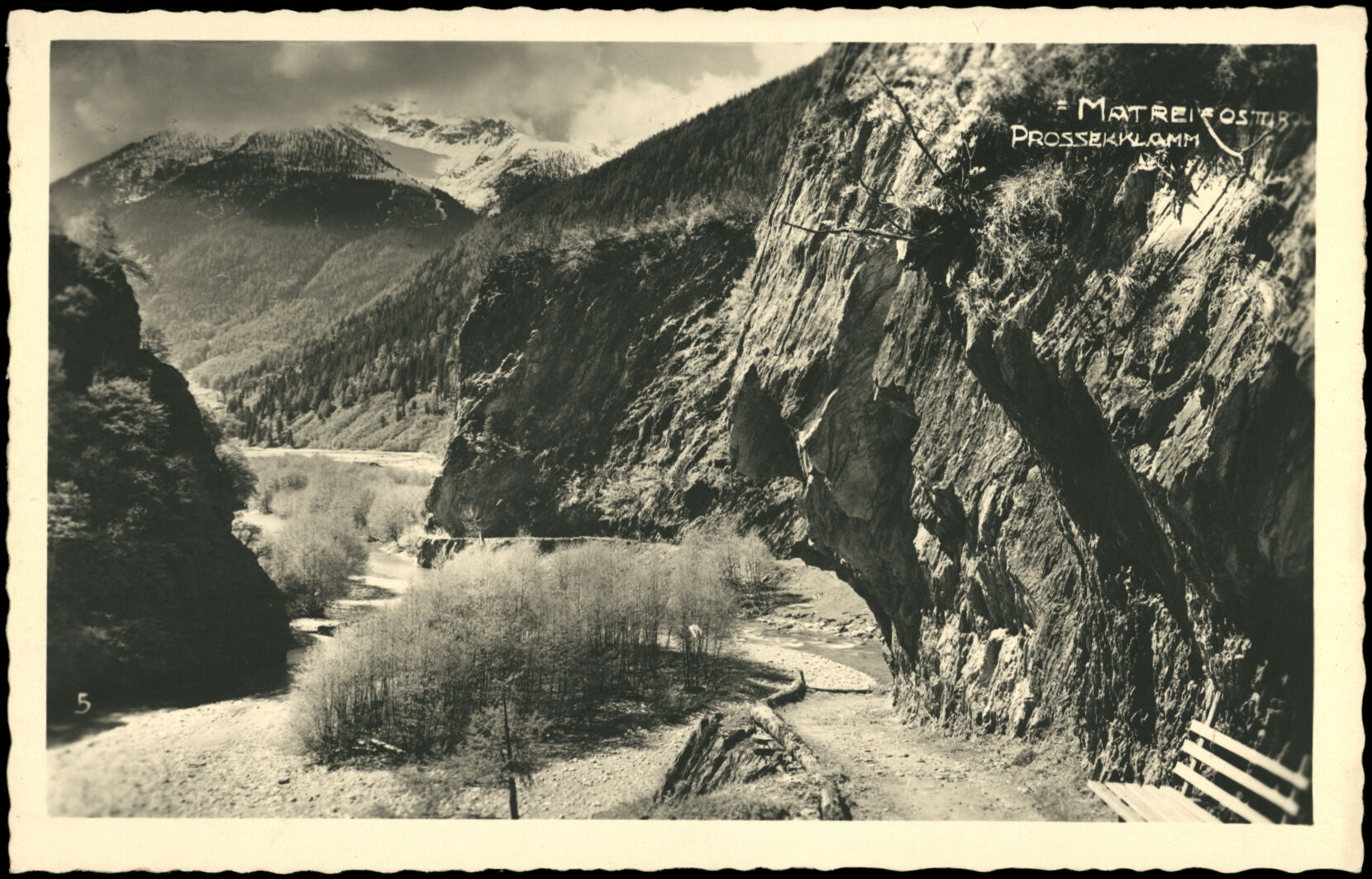In den Jahren 1910 bis 1912 ließ der Besitzer des Schlosses Weißenstein in Matrei in Osttirol einen befahrbaren Weg durch die Prosseggklamm bauen, der als Vorläufer der Felbertauernstraße gilt