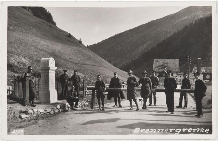 Grenzbeamte am Schlagbaum am Brenner