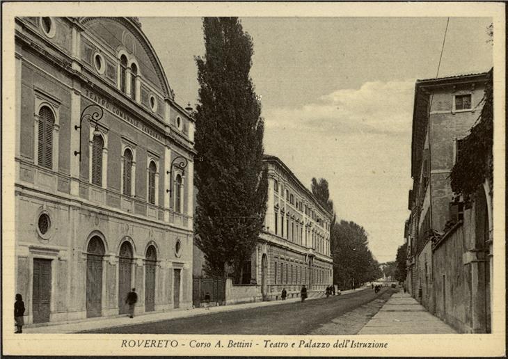Postkarte mit dem Teatro Comunale Zandonai in Rovereto in den 1940ern