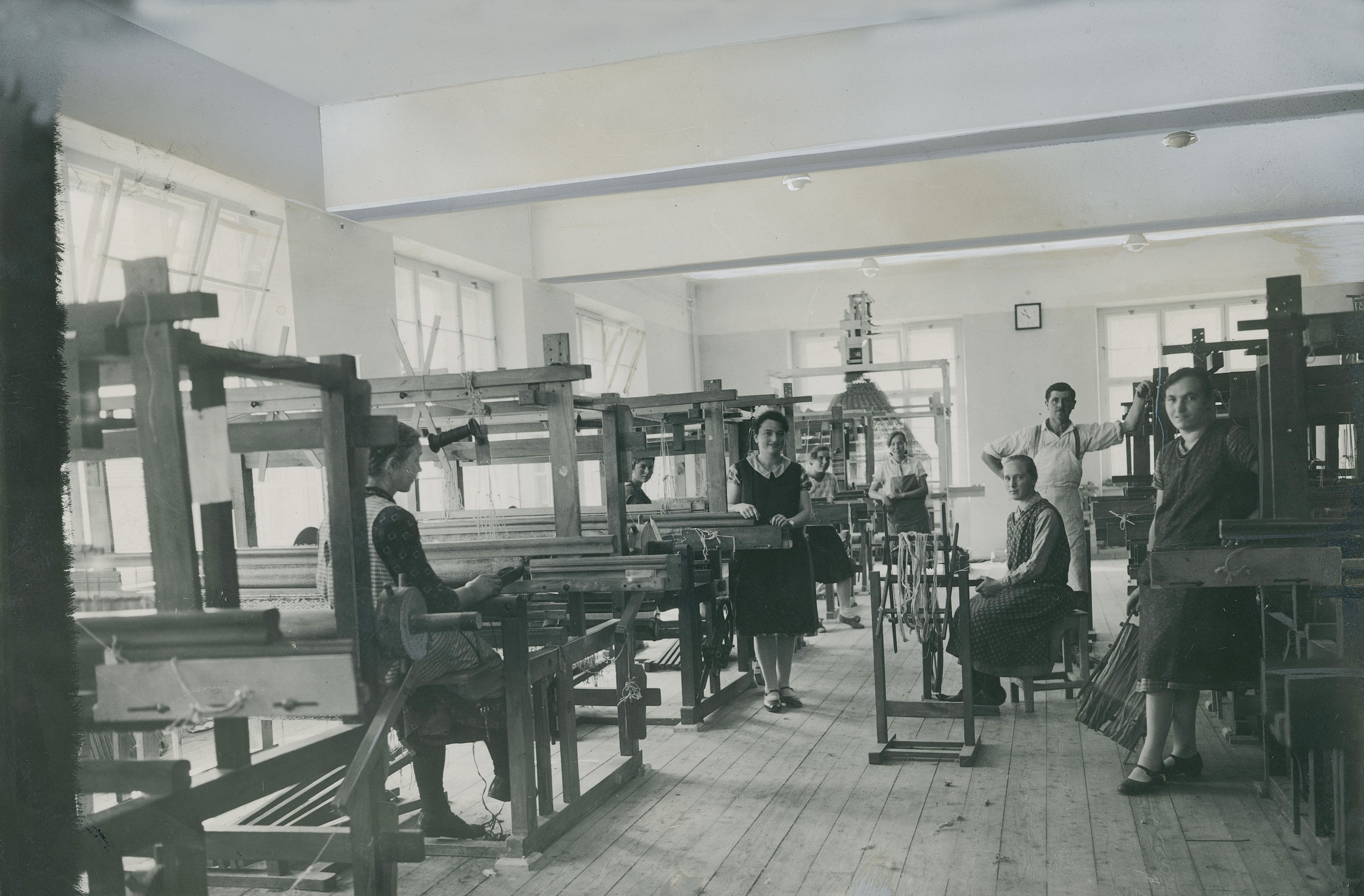 Il Consiglio culturale regionale del Tirolo ad Innsbruck nel 1923 introdusse la tessitura domestica, promosse l’acquisto di telai e fondò una scuola di tessitura