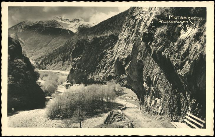 Tra il 1910 e il 1912, il proprietario di Castel Weißenstein a Matrei fece costruire un sentiero percorribile attraverso la gola Prosseggklamm, considerato il precursore della strada del Felbertauern