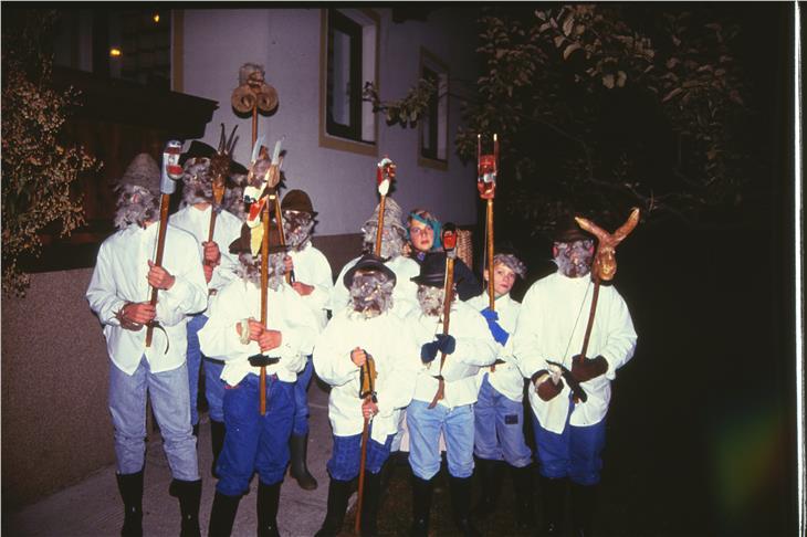 Per la festa di Ognissanti, nell’est del Tirolo si vedono in giro i cosiddetti "Krapfenschnapper". 