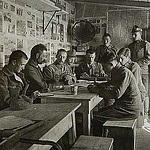 Soldaten am Tisch